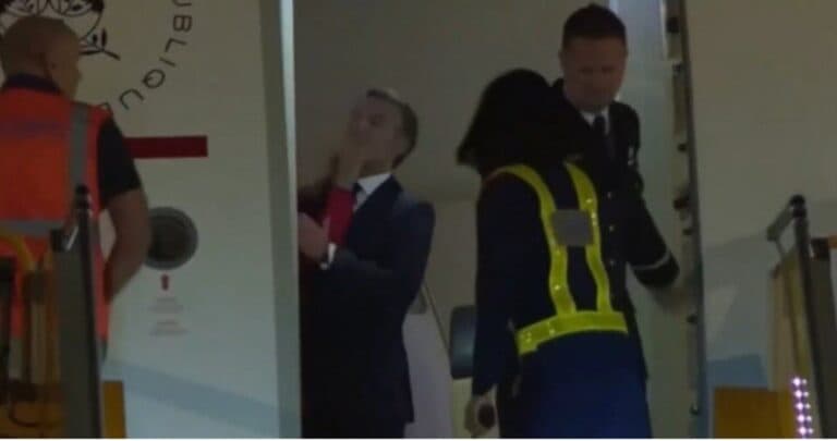 "Sigurohu që dera të mbetet e mbyllur", Trumpi komenton incidentin e Macronit në aeroplan