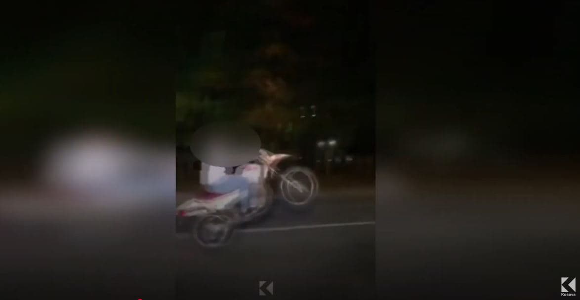 Motoristi bën manovra të rrezikshme në Gjakovë, vozitë vetëm në një rrotë (VIDEO)