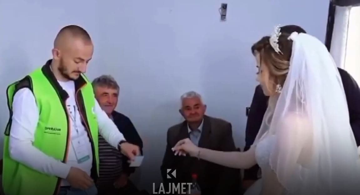 Zgjedhjet në Shqipëri: Dhëndri e nusja lënë dasmorët, shkojnë të votojnë (VIDEO)