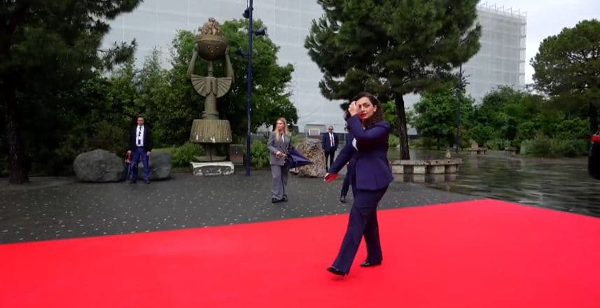 Osmani mbërrin në Samitin e Komunitetit Politik Evropian në Tiranë