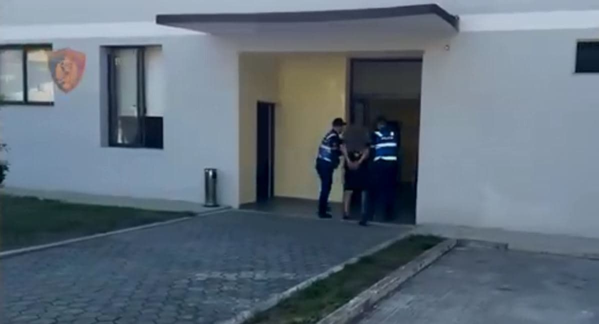 Arrestohet 36-vjeçari pasi vodhi televizor dhe kompjuter në një objekt të PD-së