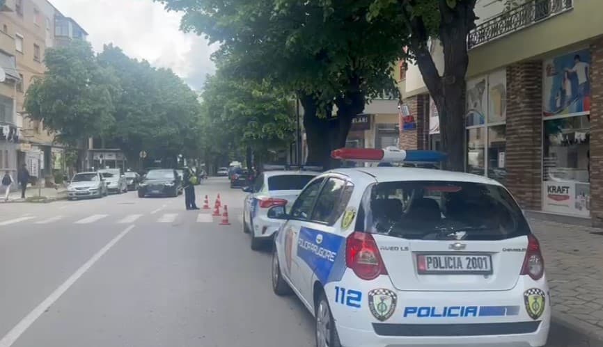 Vetura godet 12-vjeçaren pranë shkollës në Korçë