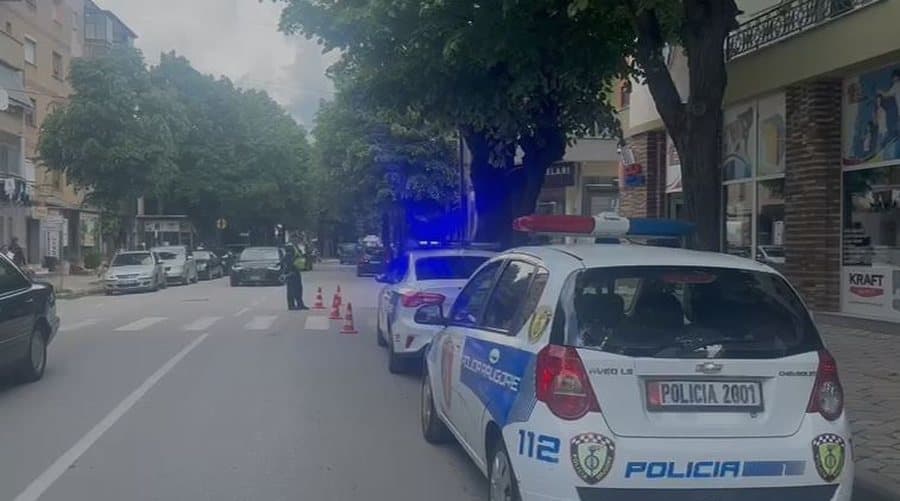 Vetura përplas 12-vjeçaren pranë shkollës në Korçë