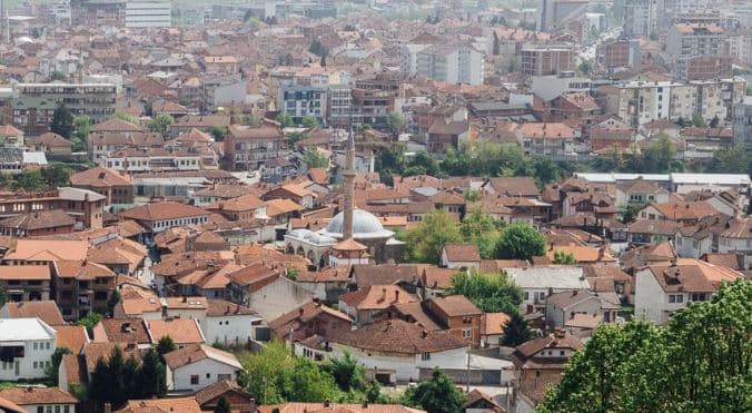 Vazhdon aksioni për lirimin e hapësirave publike në Gjakovë (VIDEO)