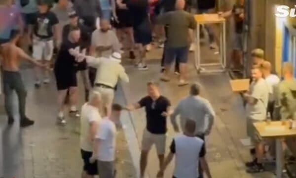 Pamje të rënda: Përleshje masive mes tifozëve të Tottenhamit dhe Manchester United (VIDEO)