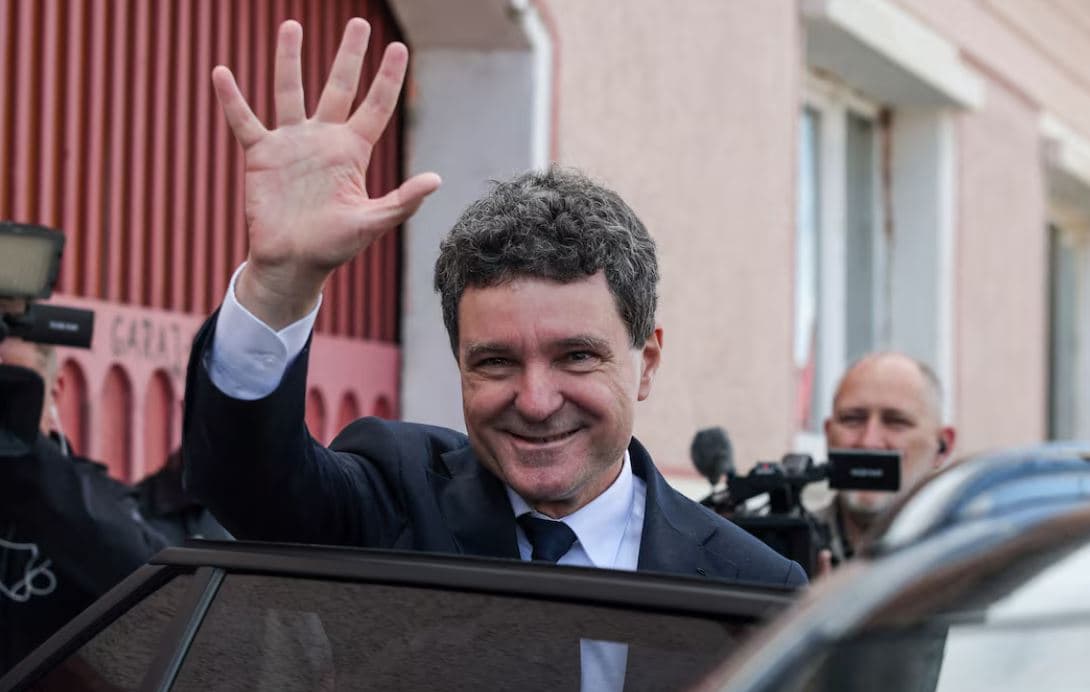 Sondazhet thonë se centristi rumun Dan është në rrugën e duhur për të fituar presidencën