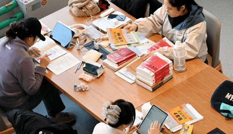 Skandal në Kinë: Studentes i kërkohet të zhvishet për të dëshmuar se është me cikël menstrual