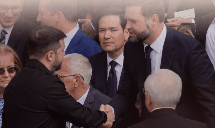 Zelensky dhe JD Vance i zgjasin duart njëri-tjetrit në Vatikan