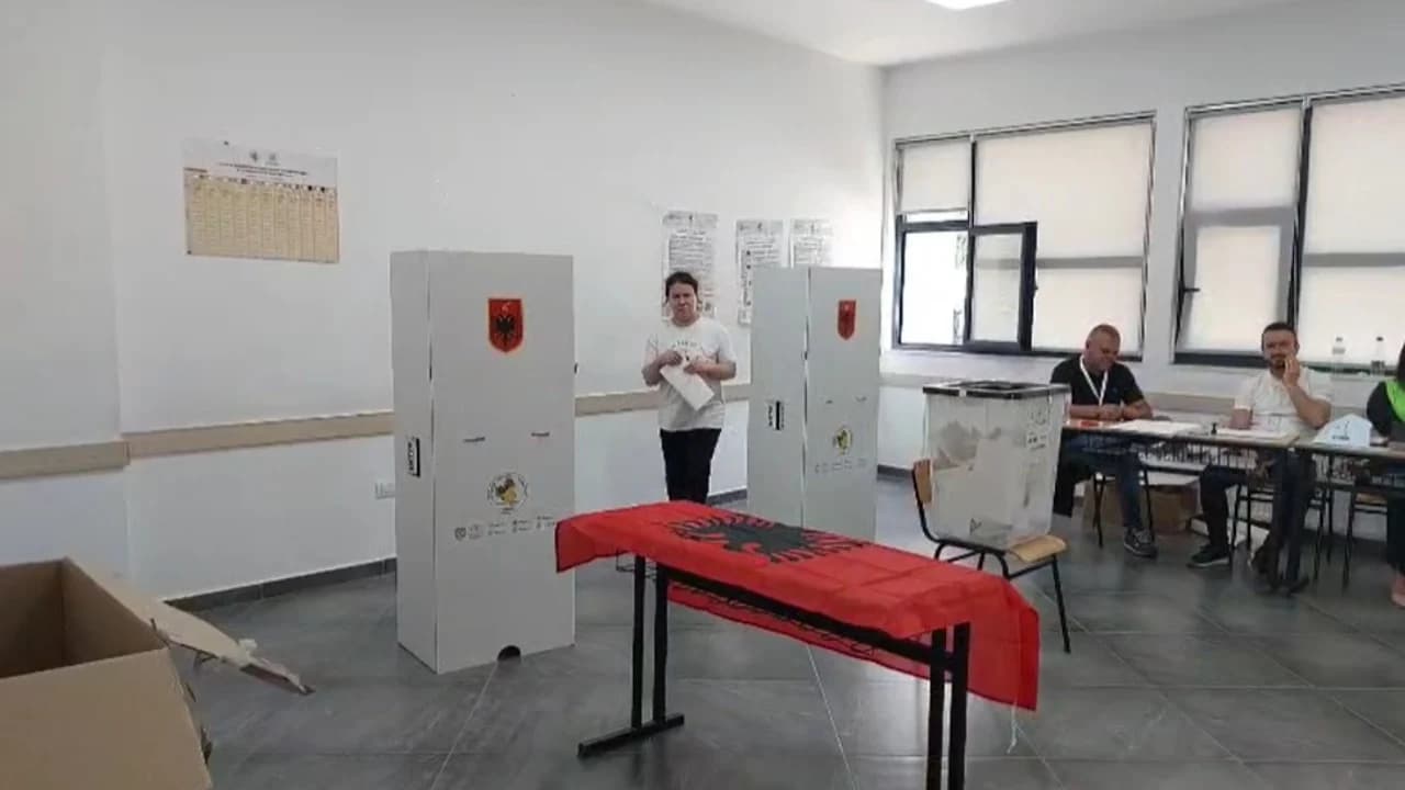 Kërkesa për shtyrjen e orarit të votimit në Vlorë, dështon mbledhja e Komisionit Rregullator