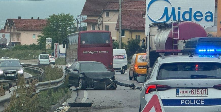 Dy të lënduar nga aksidenti në magjistralen Prishtinë-Pejë (VIDEO)