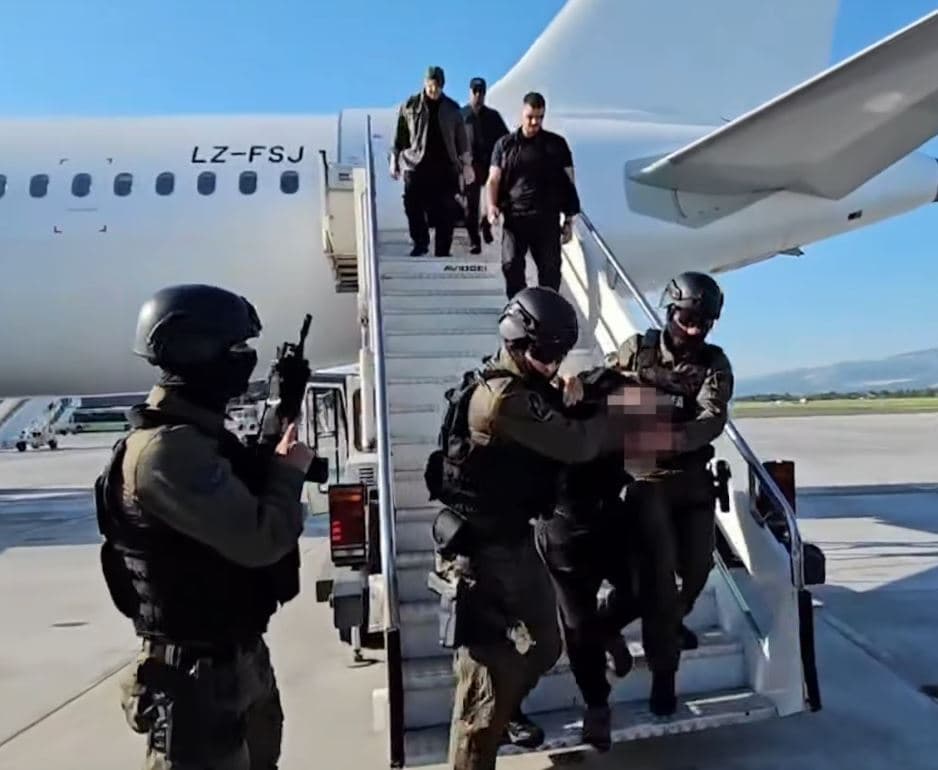 Ishte porositës i tri vrasjeve, Florenc Çapja ekstradohet nga Dubai në Shqipëri (VIDEO)
