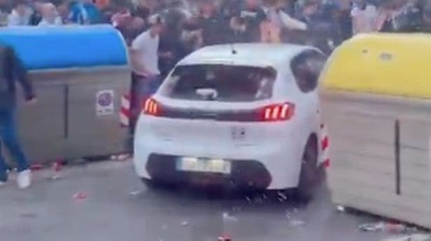 E rëndë: Vetura godet tifozët jashtë stadiumit të Espanyolit (VIDEO)