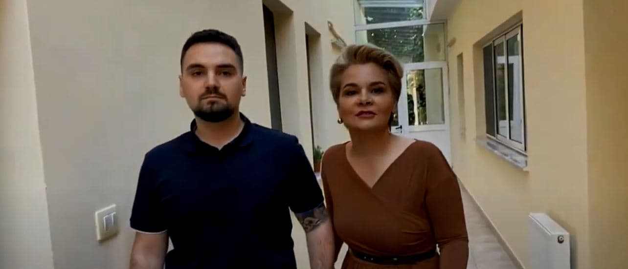 Monika Kryemadhi voton me djalin e saj
