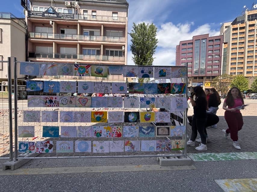 “Paqja përmes syve të fëmijëve”, ekspozita e fëmijëve për Ditën Ndërkombëtare të Fëmijëve