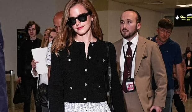 Emma Watson mbërrin në Francë me elegancë, vesh fustan me lule