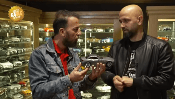 ''Gjysmën e rrogës për BMW'', koleksionuesi tetovar me 570 modele të BMW-ve në miniaturë (VIDEO)