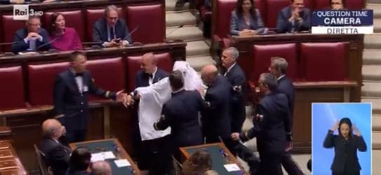 Deputeti italian vishet si fantazmë (VIDEO)