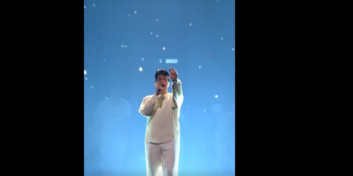 Shqiptari Gjon Muharremaj këndon në finalen e Eurovisionit në Basel (VIDEO)