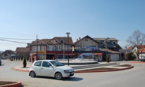 Afishe nacionaliste e dron në një veturë në Graçanicë, shoqërohen në polici tre serbë