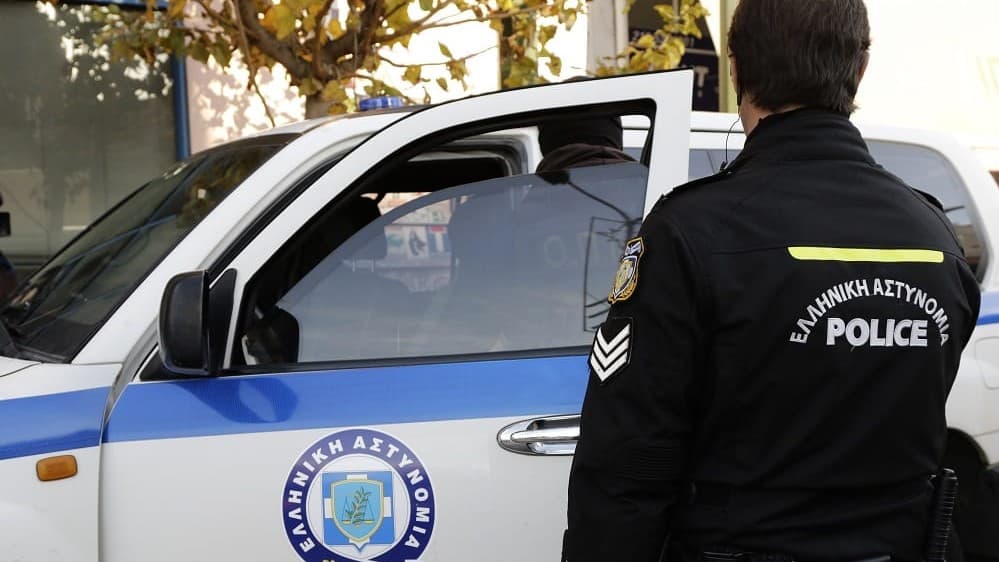 Shqiptari plagos me thikë oficerin e policisë në Greqi