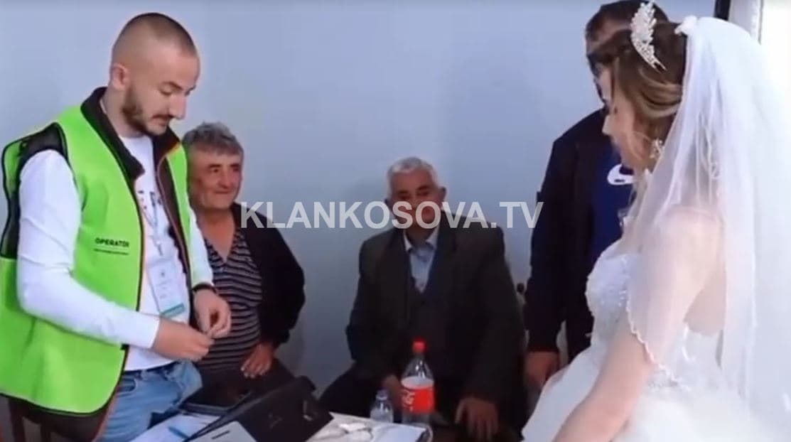 Nusja në Elbasan voton në ditën e dasmës me vello  (VIDEO)