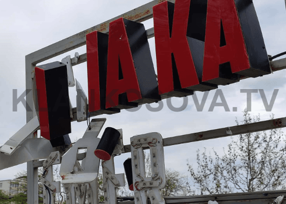 Skandal: Dëmtohet rëndë ''LIRIA KA EMËR'' tek kampusi universitar në Prishtinë (FOTO)