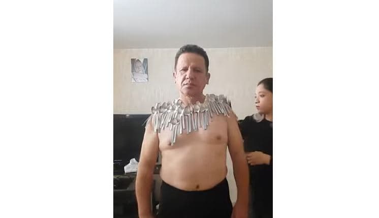 Thyen për herë të tretë rekordin Guinness duke balancuar 96 lugë në trup (VIDEO)