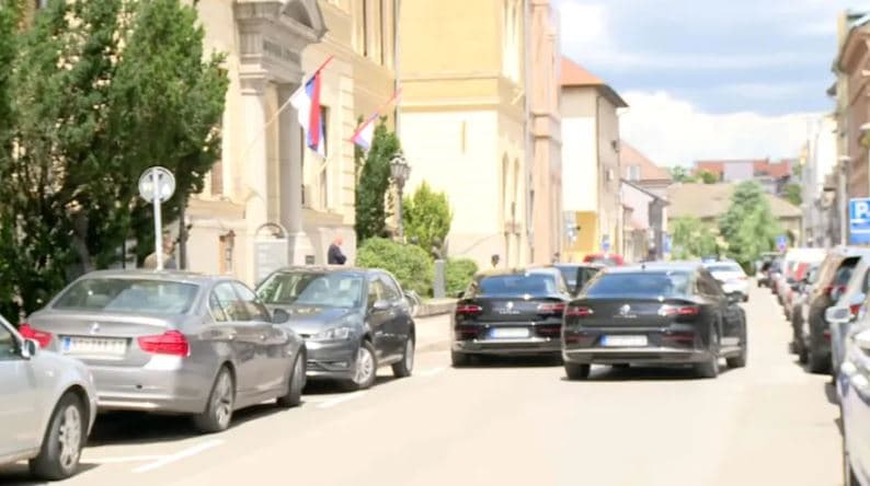 Kryeministri serb në Novi Sad, qytetarët dhe studentët organizuan një "mirëpritje" për të