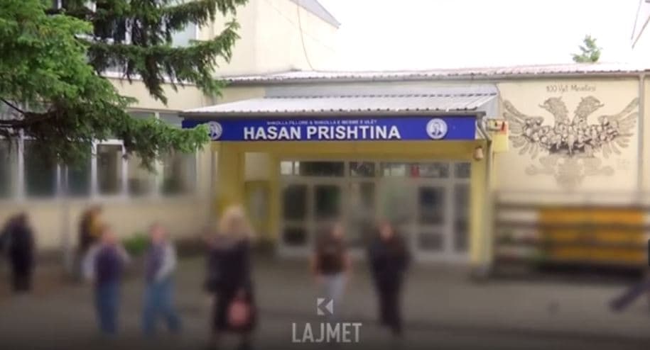 Nxënësi goditet me bërryl, “sëmuret” mësuesja (VIDEO)