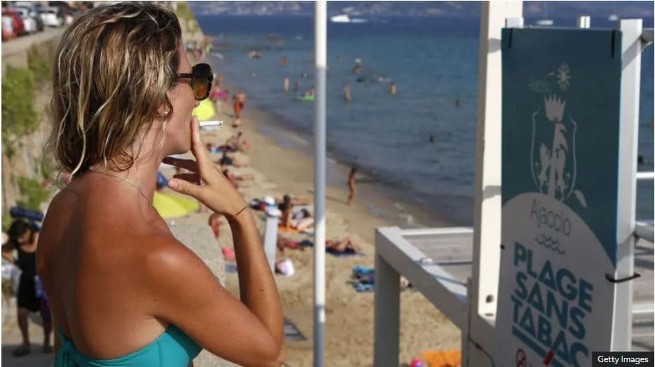 Franca do të ndalojë pirjen e duhanit në plazhe, parqe dhe pranë shkollave