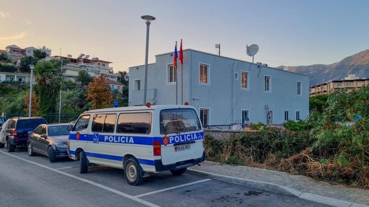 Plas sherri në Himarë, efektivët e policisë përplasen me njëri-tjetrin