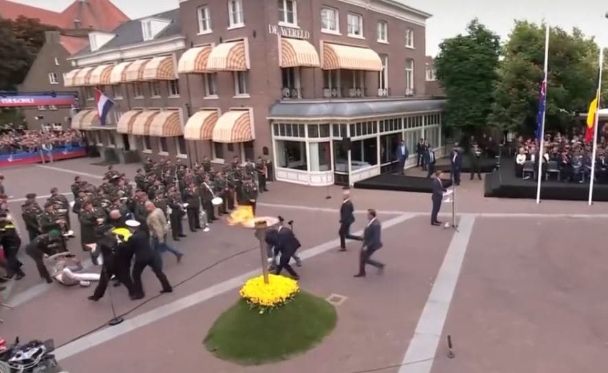 Protestuesit ndërprejnë ceremoninë që shënonte 80-vjetorin e çlirimit të Holandës