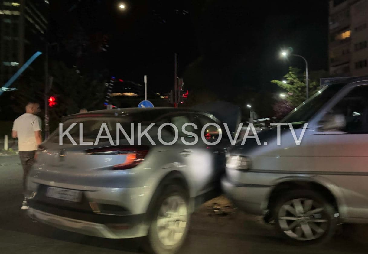 Aksident mes një furgoni dhe një veture në Pejton të Prishtinës