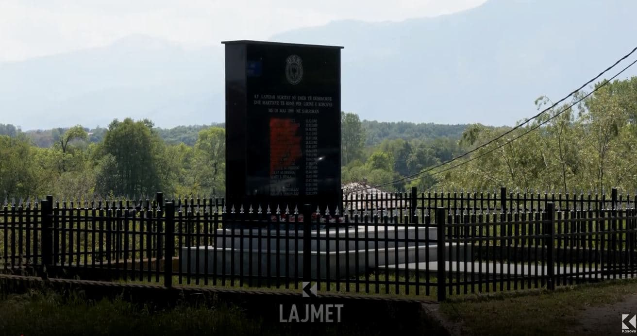 Përdhosja e lapidarit, emrat e dëshmorëve shkarraviten me ngjyrë (VIDEO)