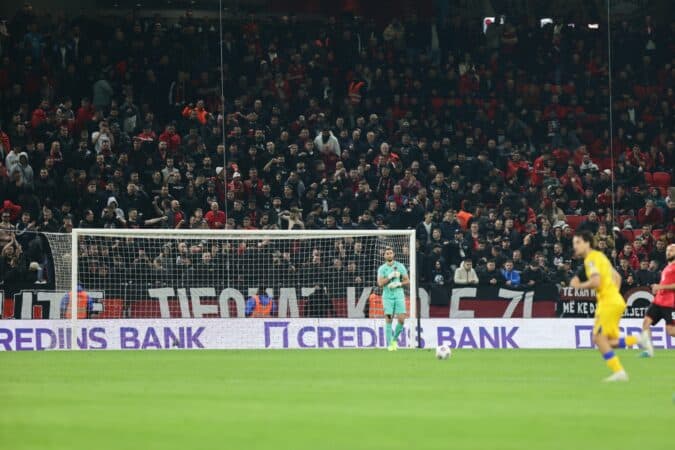 Raportohet se FIFA ka lejuar një pjesë të tifozëve shqiptarë në tribuna për sfidën me Serbinë