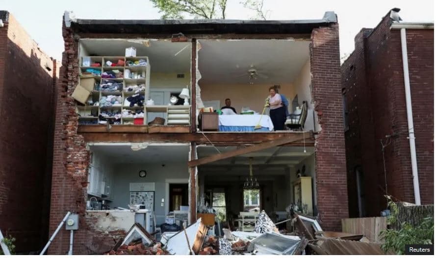 21 të vdekur pasi tornadot godasin dy shtete të Amerikës