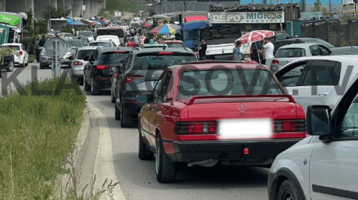 Kaos në trafik tek zona e tregut të veturave (FOTO)