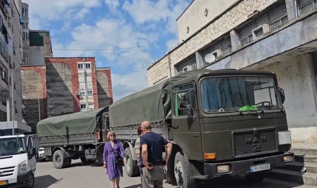 Nën masa të rrepta sigurie, materialet zgjedhore mbërrijnë në bashkinë e Elbasanit
