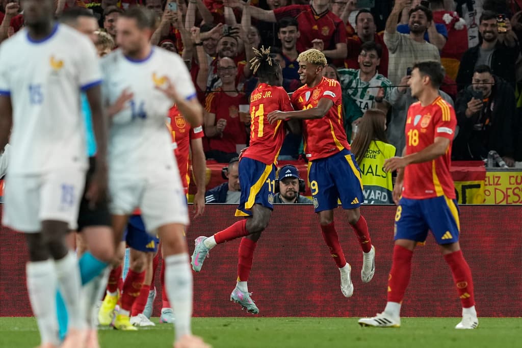 “Furia e Kuqe” shuan këngën e “Gjelave”, Spanja në finale pas nëntë golave
