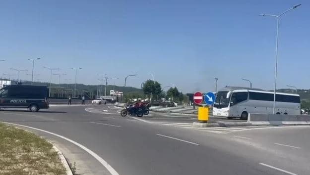 Nën masa të forta sigurie, ekipi serb largohet nga Tirana drejt Beogradit