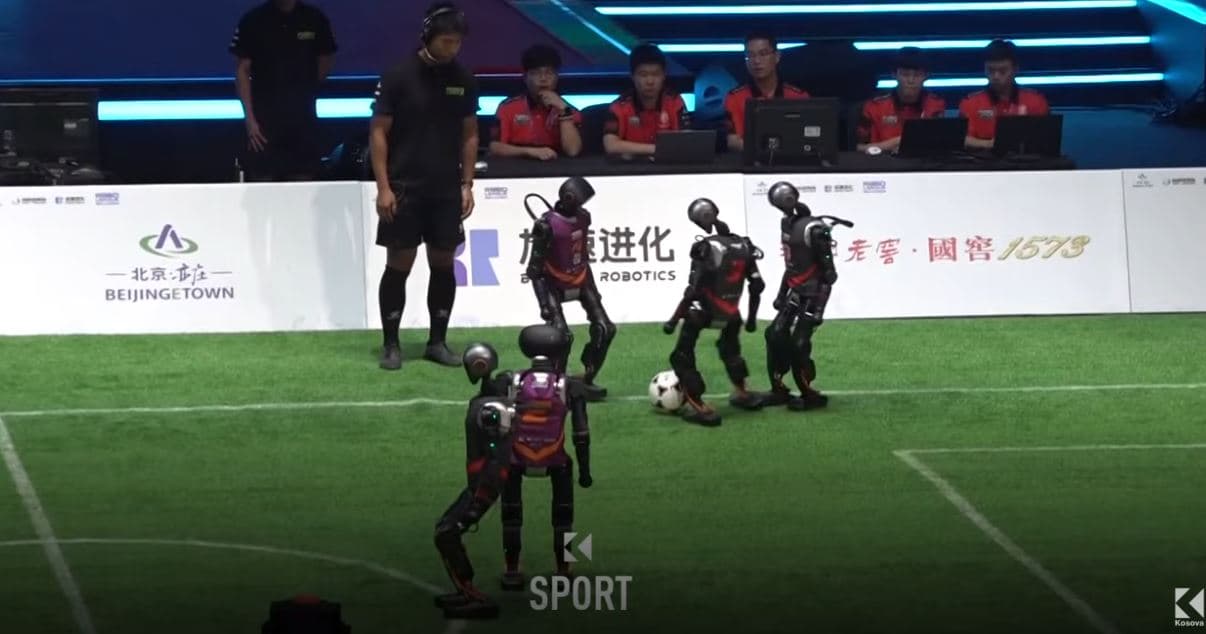Robotët kinez ia mësyjnë futbollit (VIDEO)