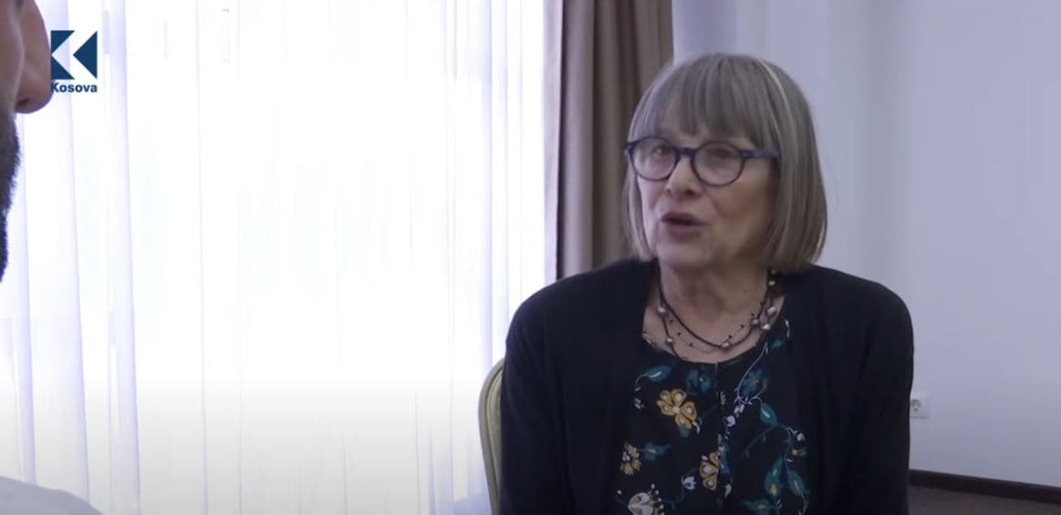 Kandiq dridh Serbinë: Studentët të vendosin lule në Batajnicë, ku kishte varreza masive me shqiptarë (VIDEO)