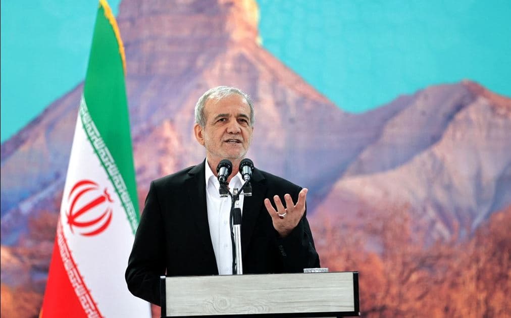 Presidenti i Iranit falënderon njerëzit për pjesëmarrjen në varrimin e komandantëve dhe shkencëtarëve bërthamorë