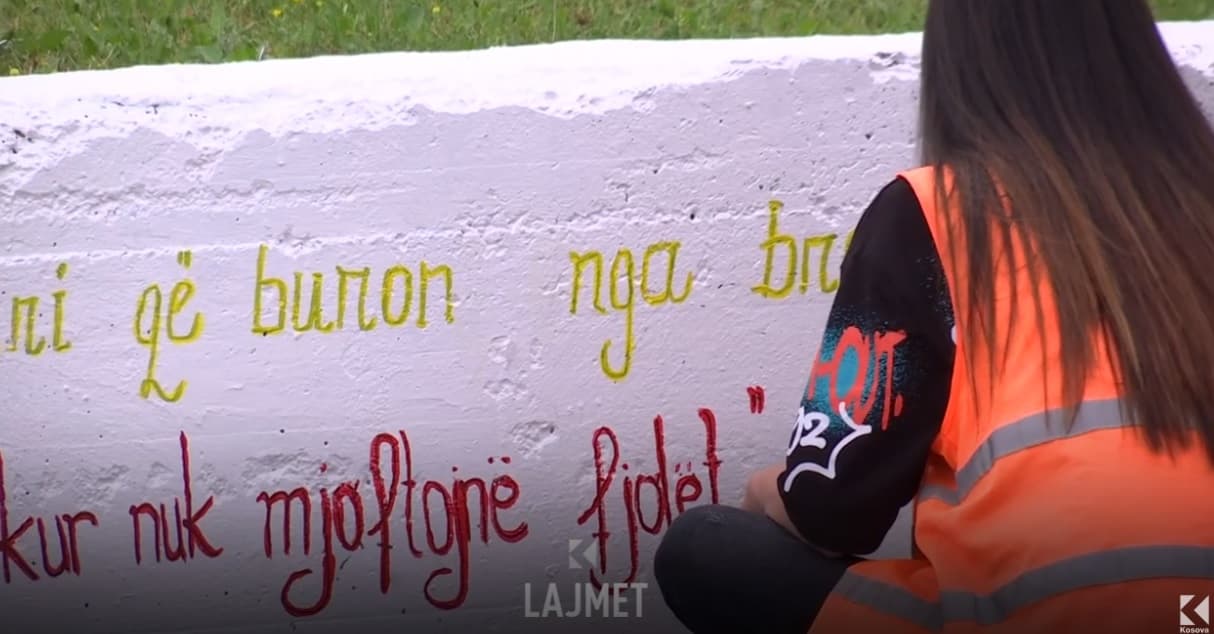 Gratë e Burgut të Lipjanit ekspozojnë piktura, qepje e qëndisje (VIDEO)