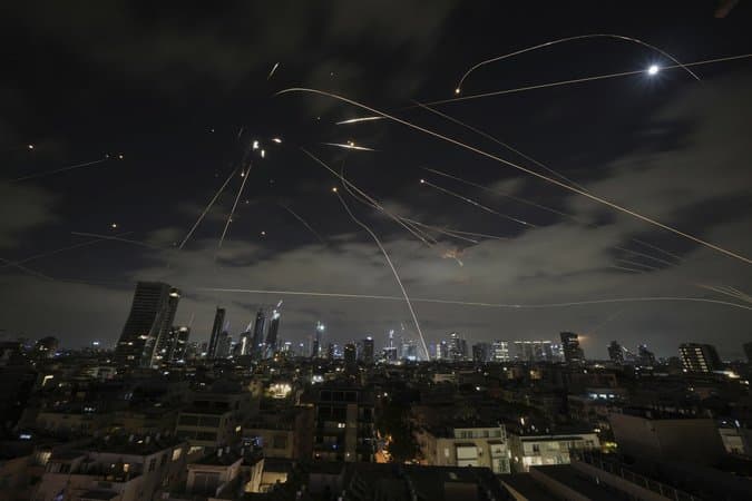 Goditjet raketore në Tel Aviv shkaktojnë dëme pranë ambasadës amerikane