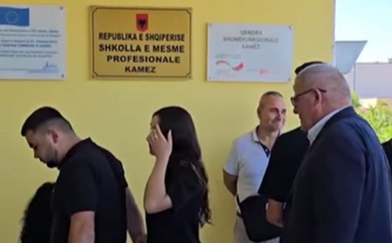 Rast i rrallë në Shqipëri, 74-vjeçari maturant merr diplomën
