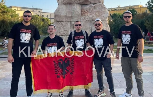 Një grup i kosovarëve shkojnë në Tiranë të veshur me fotografitë e Afrim Bunjakut dhe Enver Zymberit