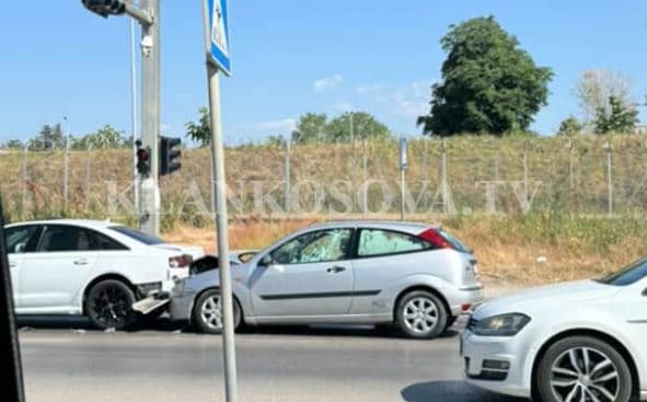 Aksident ndërmjet dy automjeteve te kazerma “Adem Jashari”