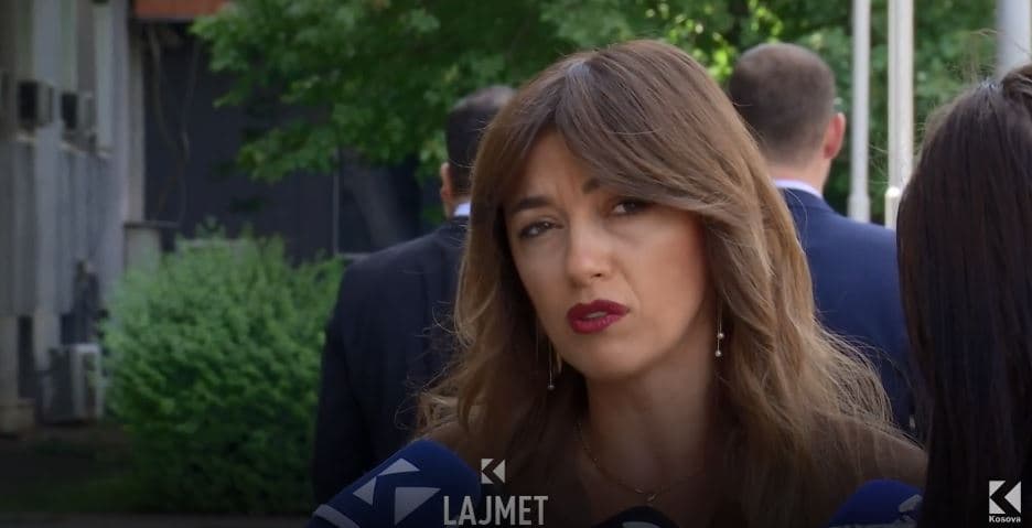 Akuza për patriarkalizëm: “Burrat opozitarë” s’ia votojnë kryetaren Kurtit (VIDEO)