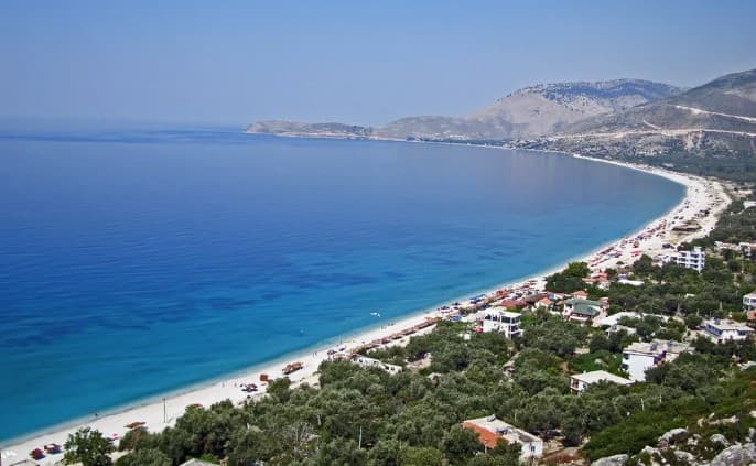 Marrëdhënie me dhunë e ngacmim seksual në plazh, 24-vjeçaret denoncojnë dy burrat në Borsh